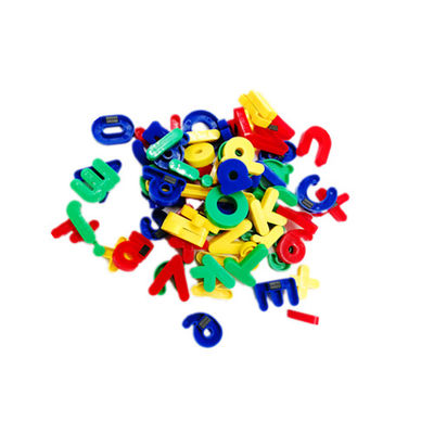Materia plastica magnetica con la scatola di plastica, colori differenti su ordinazione, misura di numeri e di alfabeti per tutto il bordo della latta