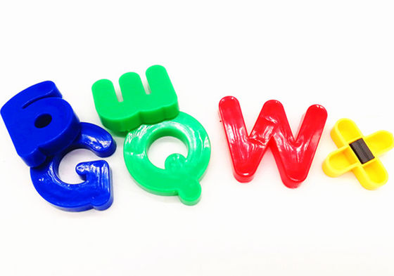 Materia plastica magnetica con la scatola di plastica, colori differenti su ordinazione, misura di numeri e di alfabeti per tutto il bordo della latta