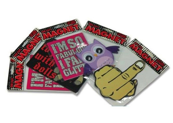 Magnete per frigorifero in carta sintetica OEM ODM Insegne magnetiche durevoli e impermeabili per auto con forme personalizzate
